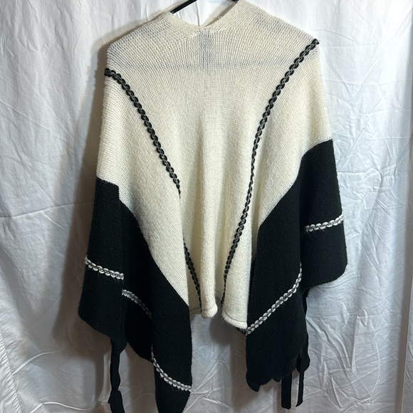 Vince Camuto Women’s OS Black/Cream Poncho/Shawl/Wrap - Picture 3 of 8